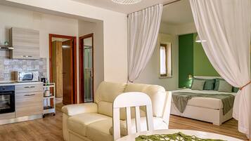 2 habitaciones, tabla de planchar con plancha y cuna de viaje