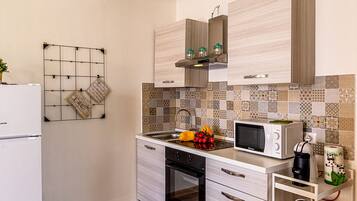 Frigorífico, microondas, horno y utensilios de cocina