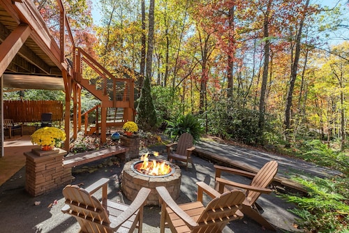 Abundant Peace | Montreat Home with Fire Pit, Gas Grill & Mountain Views!