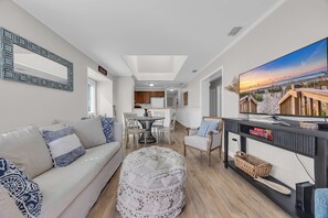 Living area - 3BD Corner Unit-Pool w Beach Access-Main Street (North Myrtle Beach)