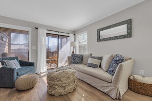 Living area - 3BD Corner Unit-Pool w Beach Access-Main Street (North Myrtle Beach)