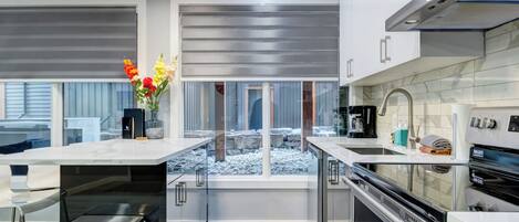 Réfrigérateur, micro-ondes, four, plaque de cuisson