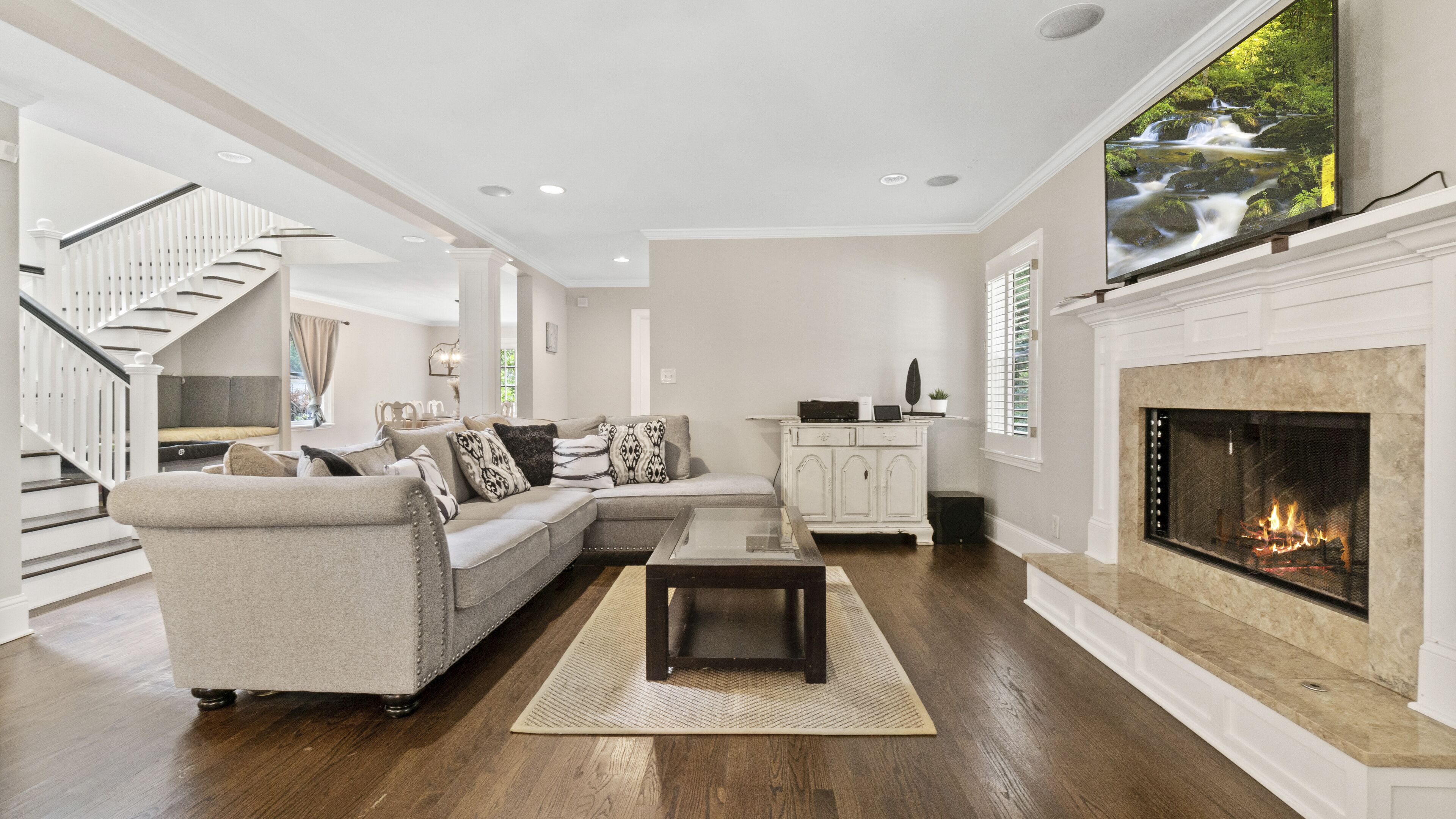 3 minute drive to central Buckhead, 2 dining rooms, luxe spa shower, back deck