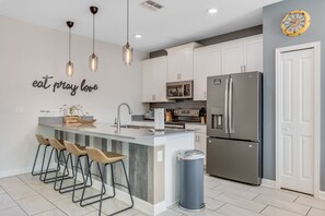 ثلاجة، ميكروويف، فرن، موقد طهي مسطح