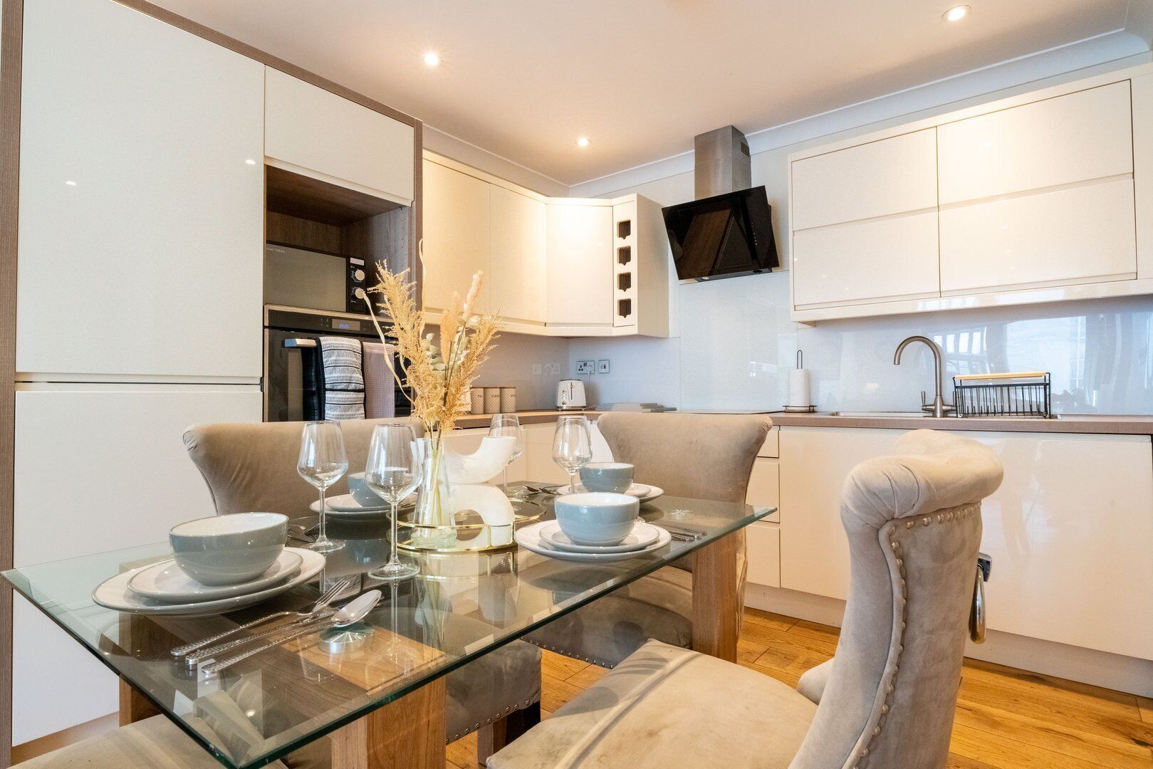 Kühlschrank, Mikrowelle, Ofen, Herdplatte