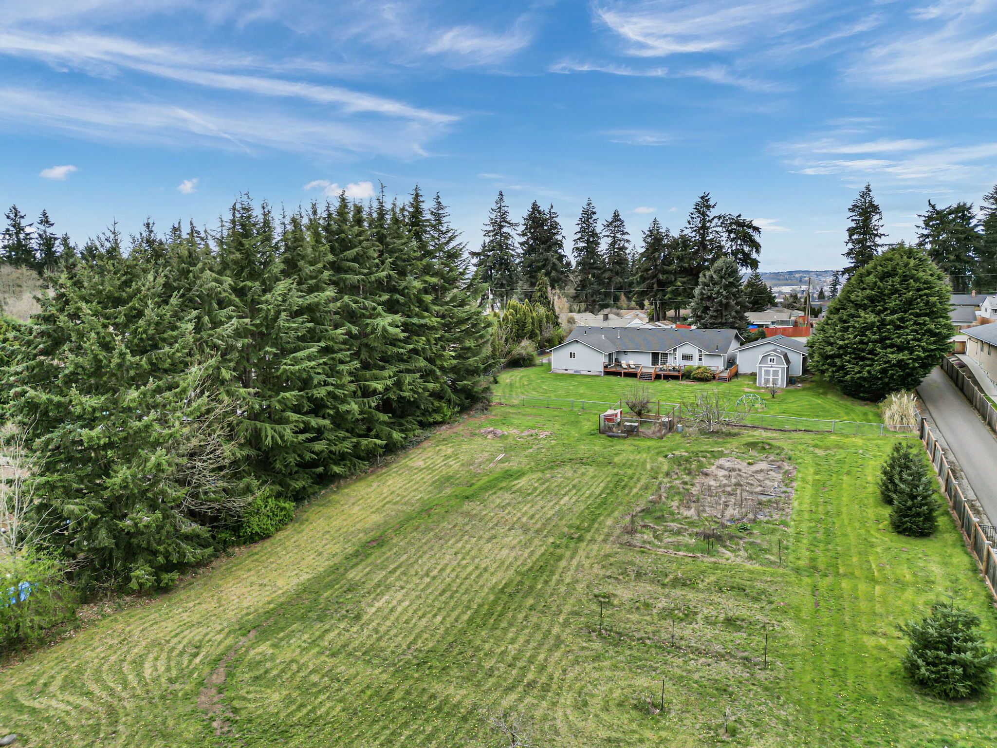 North Hill Homestead, 4 BR, king bed, jacuzzi tub, billiard room on 2.5 acres