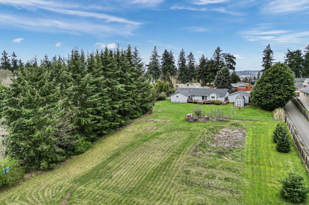 North Hill Homestead, 4 BR, king bed, jacuzzi tub, billiard room on 2.5 acres