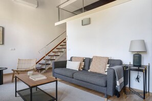 Een televisie en een stereo