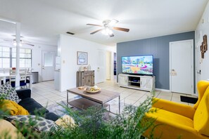 Smart TV - Peaceful 2 Bed, 1 Bath located in midtown, 5 miles from Stadium. (Tallahassee)