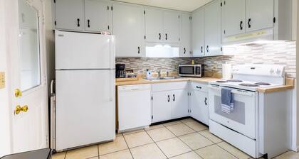 Peaceful 2 Bed, 1 Bath located in midtown, 5 miles from Stadium.