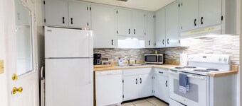 Peaceful 2 Bed, 1 Bath located in midtown, 5 miles from Stadium.