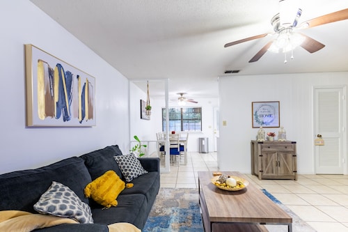 Peaceful 2 Bed, 1 Bath located in midtown, 5 miles from Stadium.