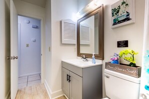 Sèche-cheveux, serviettes fournies, savon, shampoing