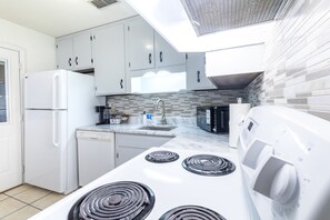 電子レンジ、オーブン、コンロ、食器洗い機