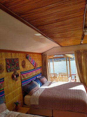 Deluxe Room | Hypo-allergenic bedding, desk, free WiFi, bed sheets - Uros TITIKAKA the Best lodge (Puno)