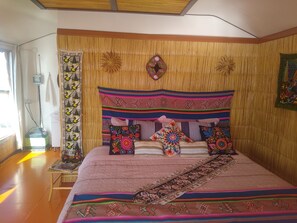 Deluxe Room | Hypo-allergenic bedding, desk, free WiFi, bed sheets - Uros TITIKAKA the Best lodge (Puno)