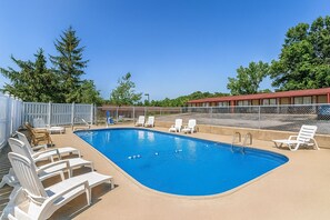 Pool - Enjoy Your Stay at Knights Inn Ashland! Pool, Picnic Area, Parking, WiFi (Ashland)