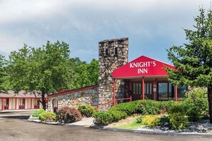 Exterior - Enjoy Your Stay at Knights Inn Ashland! Pool, Picnic Area, Parking, WiFi (Ashland)
