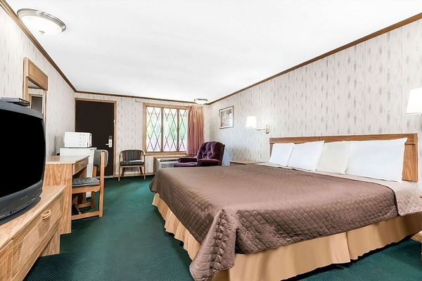 Each unit comes with a King size bed. Exact unit will be assigned upon arrival. Views, colors and decor may vary.