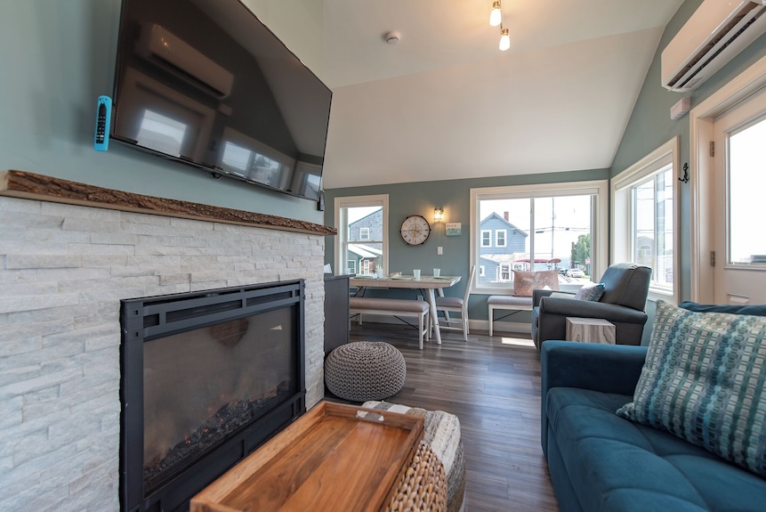 Water Views From Nearly Every Room! 3br 3ba Luxury In Portsmouth Ri - Tiverton, RI