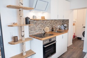 Réfrigérateur, four, plaque de cuisson, cafetière/bouilloire