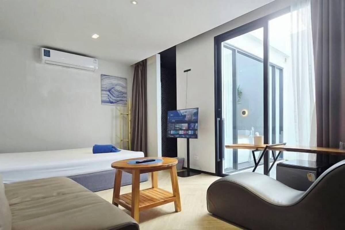 Iron/ironing board, free WiFi, bed sheets