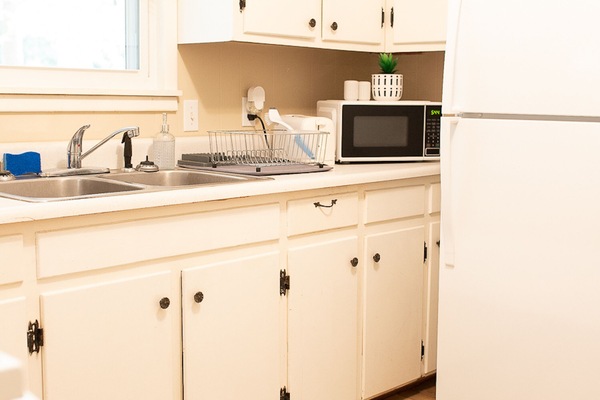 Køleskab, mikrobølgeovn, ovn, kogeplade