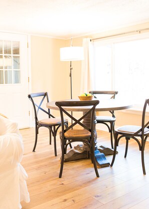 Dining - Quiet and Relaxing Neighborhood Great Location for Fun at Guntersville Lake (Guntersville)