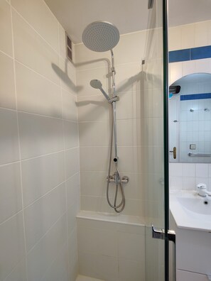 Bathroom - VACATION ON THE ROCKS, 1ST LINE OF SEA, PRIVILEGED AREA, SEA VIEW. (Roses)