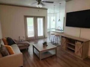 Living area - Beautiful spacious apartment ! (Webster)