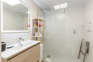 Een douche, een haardroger, handdoeken