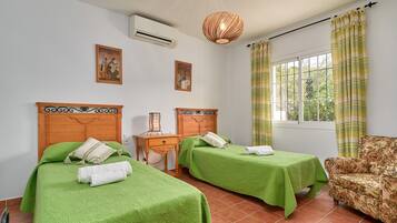 3 slaapkamers, een strijkplank/strijkijzer, gratis wifi, beddengoed