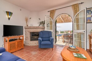 Televisie, een open haard, videospelletjes en een tafeltennistafel