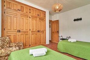 3 slaapkamers, een strijkplank/strijkijzer, gratis wifi, beddengoed