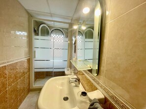 Douche, sèche-cheveux, serviettes fournies