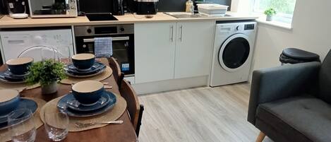 Réfrigérateur, four à micro-ondes, un four, surface de cuisson