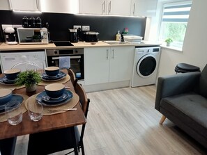 Kjøleskap, mikrobølgeovn, ovn og kokeplater