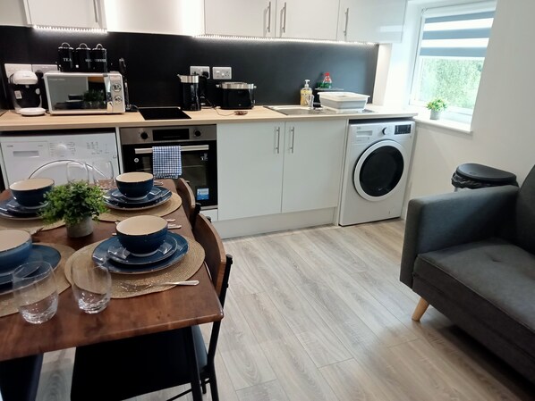 ثلاجة، ميكروويف، فرن، موقد طهي مسطح