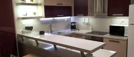 冰箱、微波炉、烤箱、炉灶