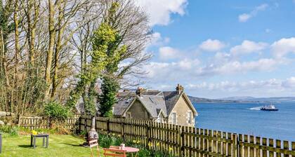 Outstanding, Georgian flat overlooking the bay
