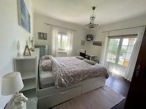 4 bedrooms, WiFi, bed sheets, wheelchair access