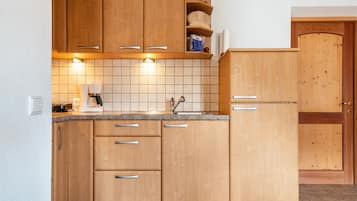 Kühlschrank, Ofen, Herdplatte, Wasserkocher mit Kaffee-/Teezubehör