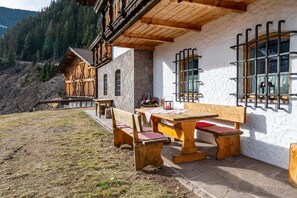 Outdoor dining - Holiday Apartment "Thomasegg Hof Birke" with Mountain View, Shared Terrace & Wi-Fi (Sarentino)