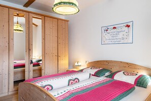 1 bedroom, free WiFi, bed sheets, wheelchair access - Holiday Apartment "Thomasegg Hof Birke" with Mountain View, Shared Terrace & Wi-Fi (Sarentino)