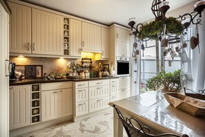 Fridge, microwave, oven, stovetop - Apartment 'Die Kleine Oase 3 Im Wohnhaus' (Stuhr)