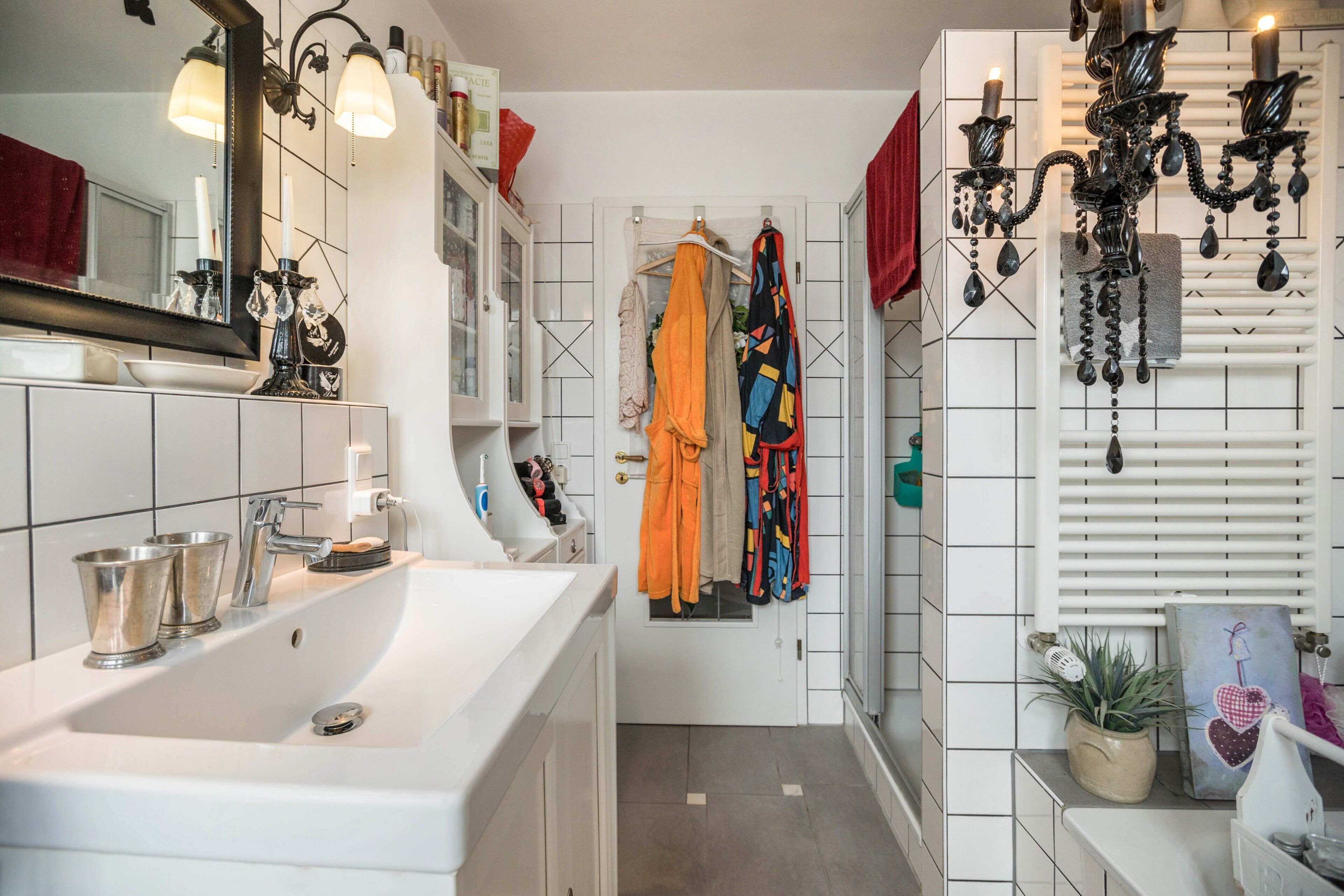 Douche, sèche-cheveux, serviettes fournies