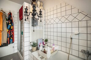 Dusche, Haartrockner, Handtücher