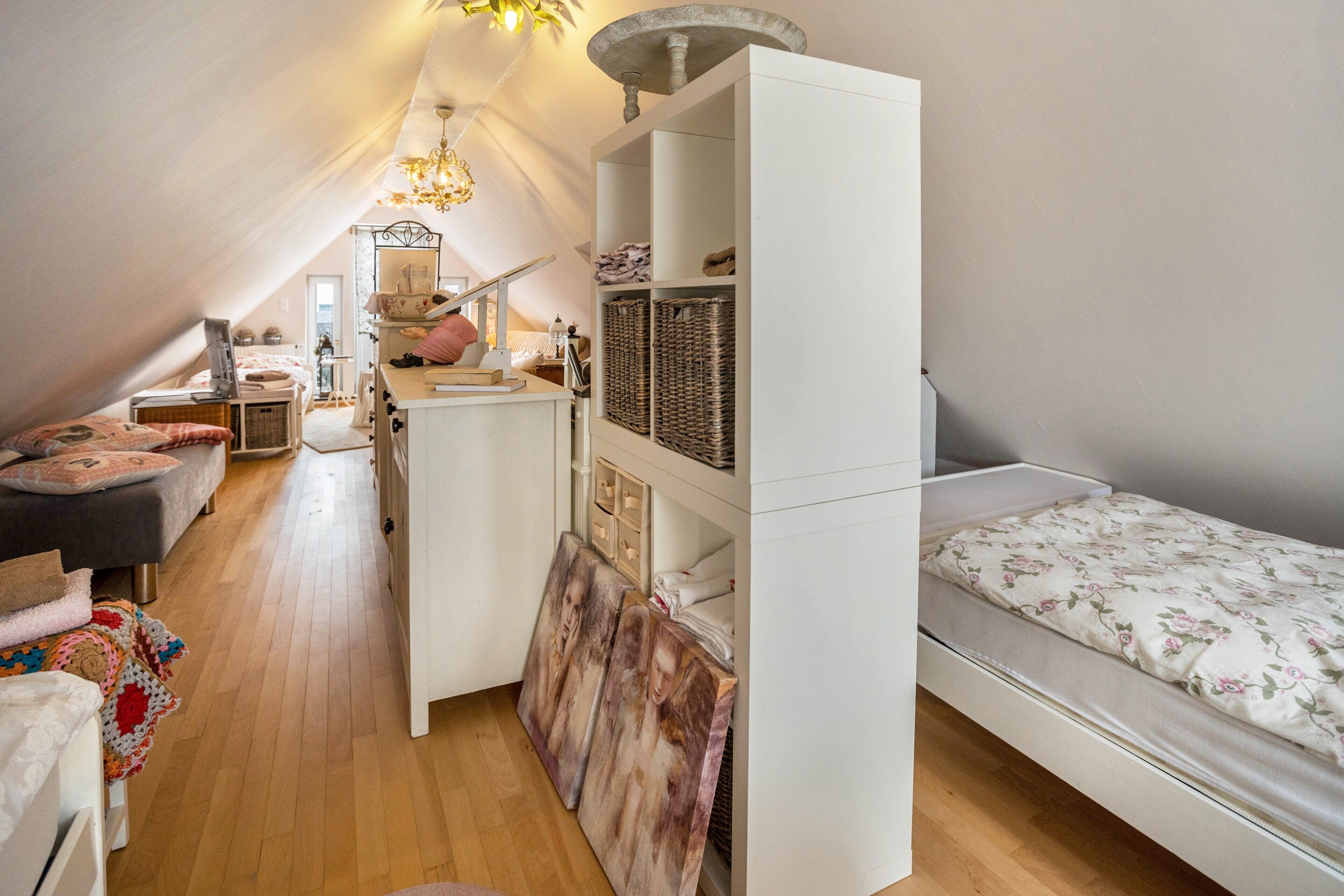 Una camera da letto mansardata accogliente con un letto a castello, una scrivania e un tavolino da trucco.