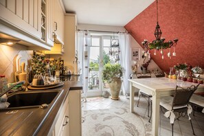 Fridge, microwave, oven, stovetop - Apartment 'Die Kleine Oase 3  Im Wohnhaus' (Stuhr)