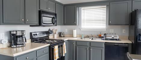 雪櫃、微波爐、焗爐、爐具